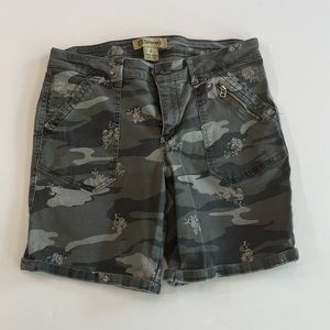 Democracy AbSolution Flex-ellent Camo Floral Shorts Size 8